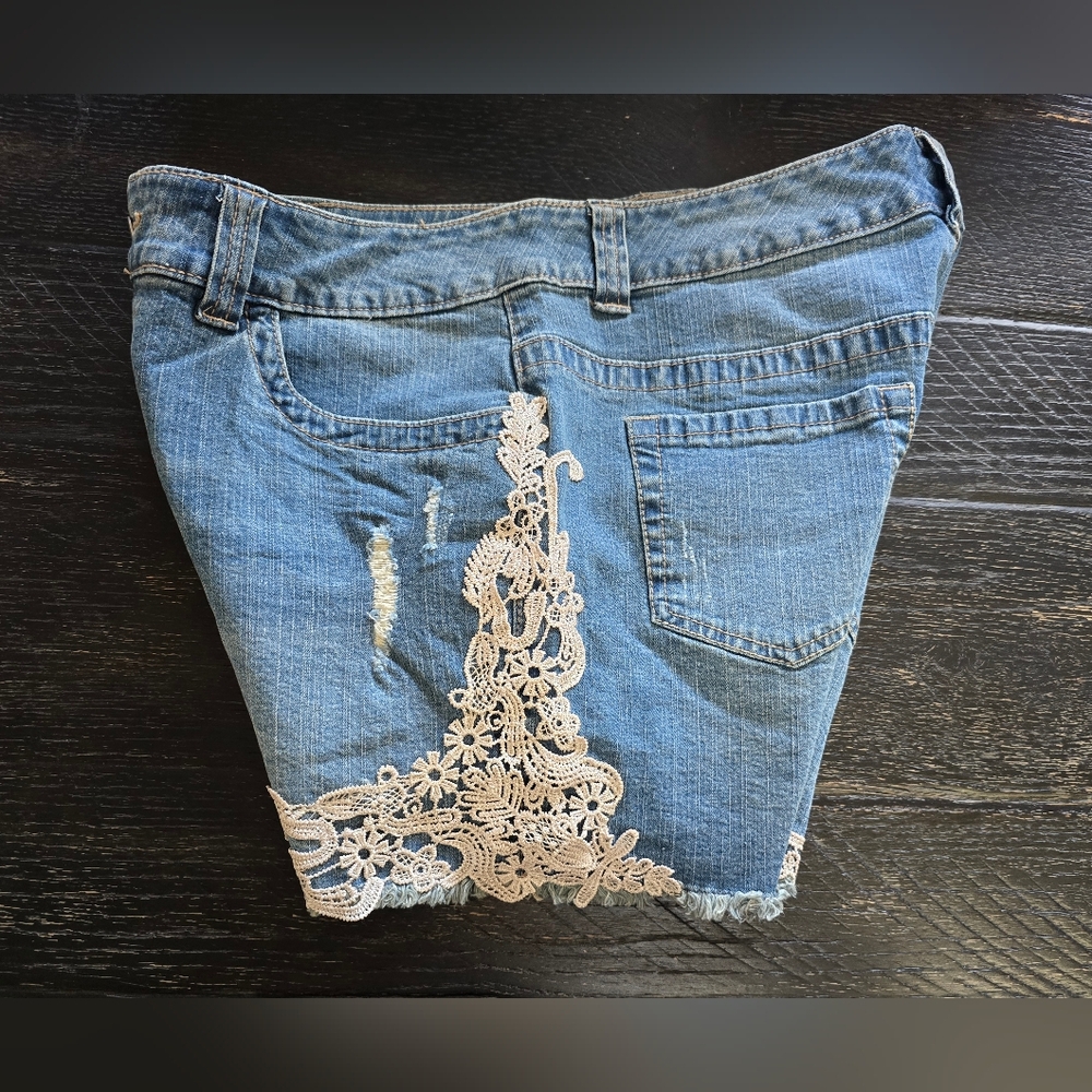 VENUS - LACE JEAN SHORTS WITH STRETCH Size 10 - Picture 4 of 5